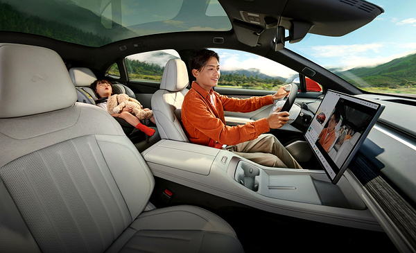 Onvo L60 AWD frontseats view