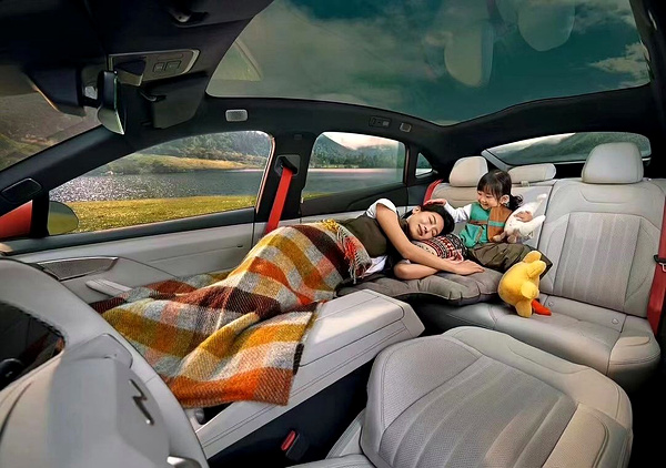 Onvo L60 AWD interior view