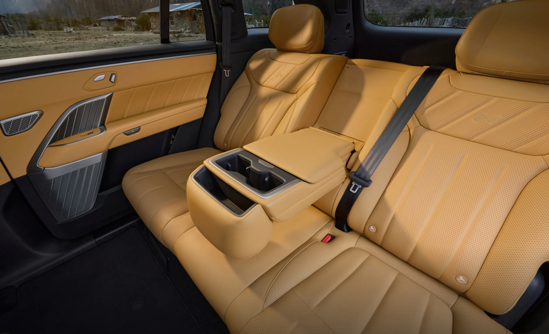 Onvo L80 AWD 85 kWh secondrowseats view
