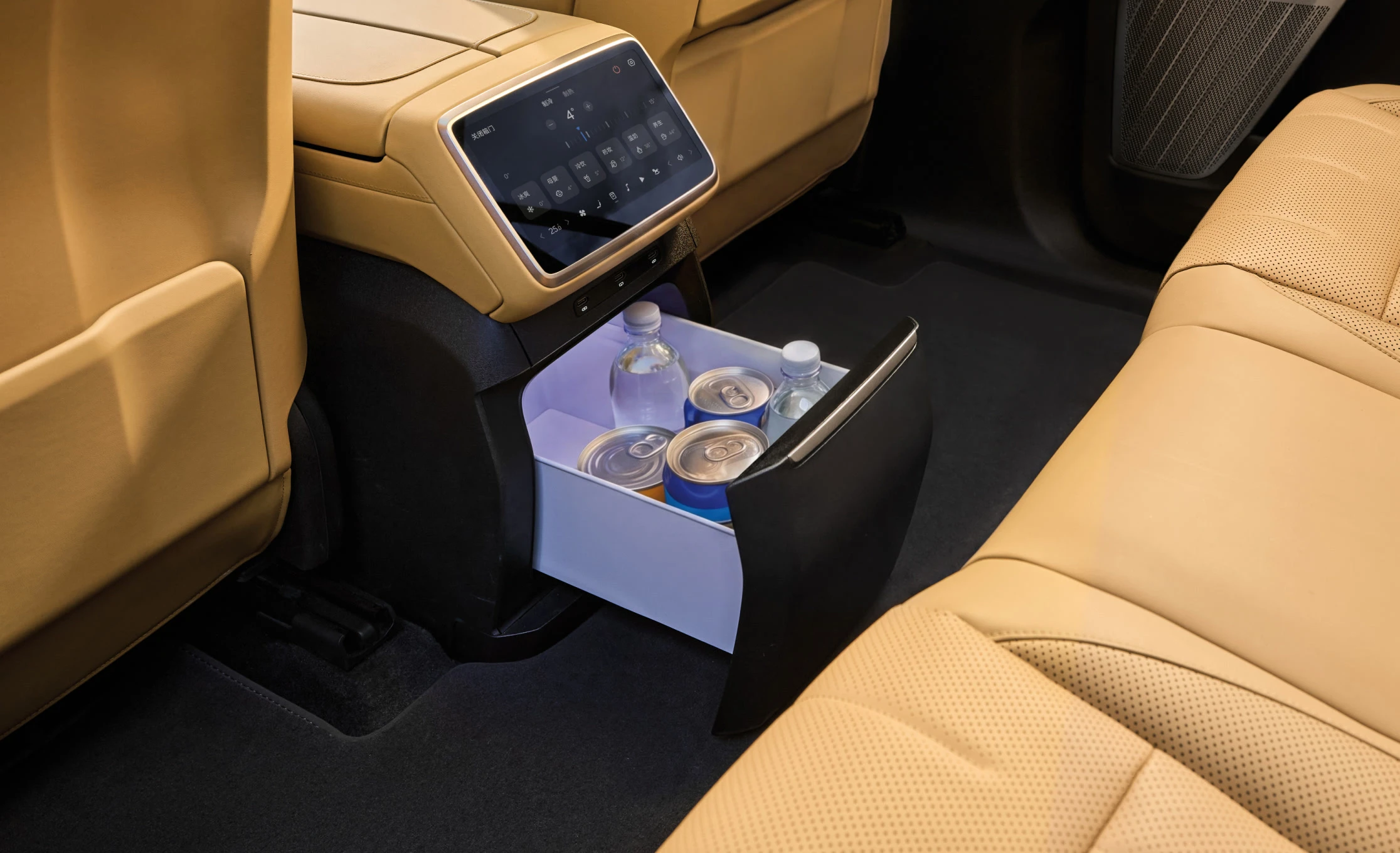 Onvo L80 AWD 85 kWh interiorstorage view