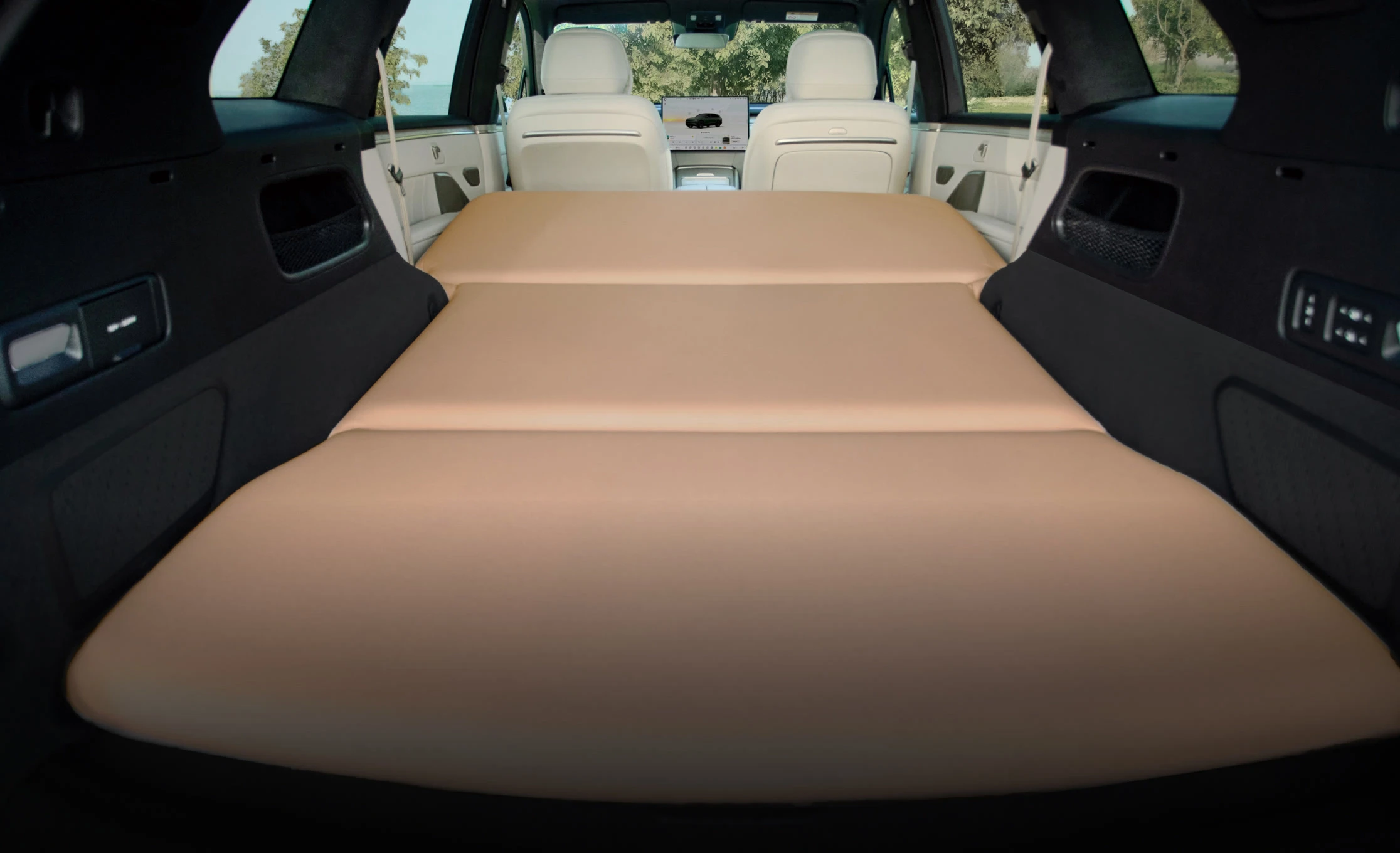 Onvo L80 AWD 85 kWh trunk view
