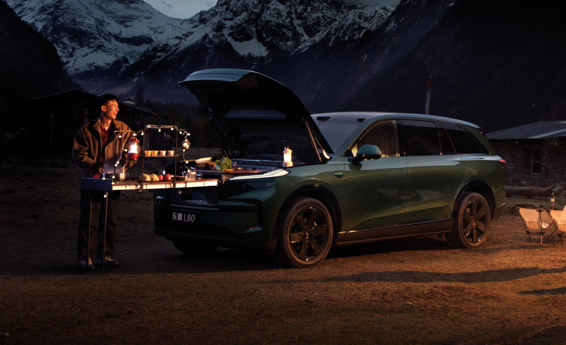 Onvo L80 RWD 85 kWh lifestyle view