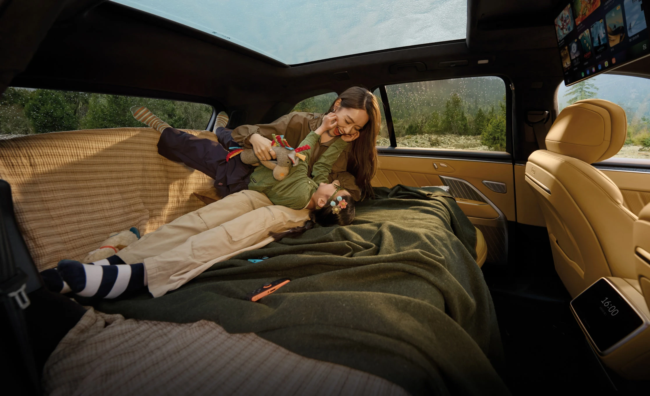 Onvo L80 RWD 85 kWh lifestyle view