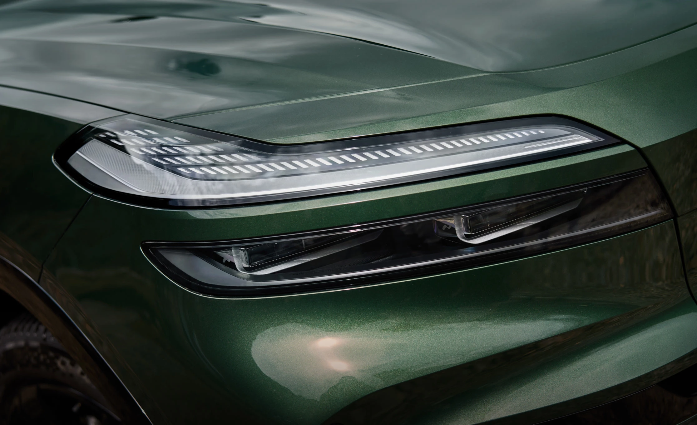 Onvo L80 RWD 85 kWh headlights view