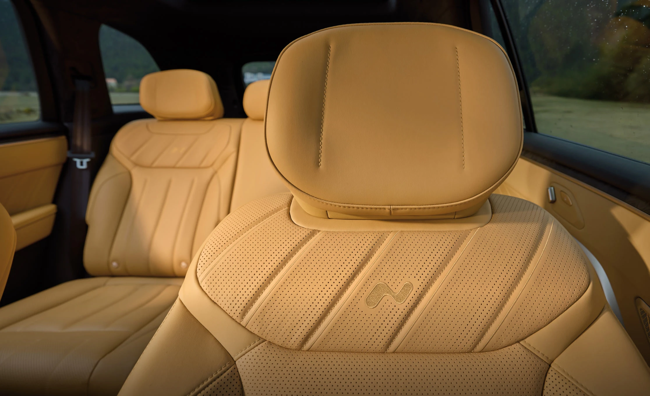 Onvo L80 RWD 85 kWh frontseats view