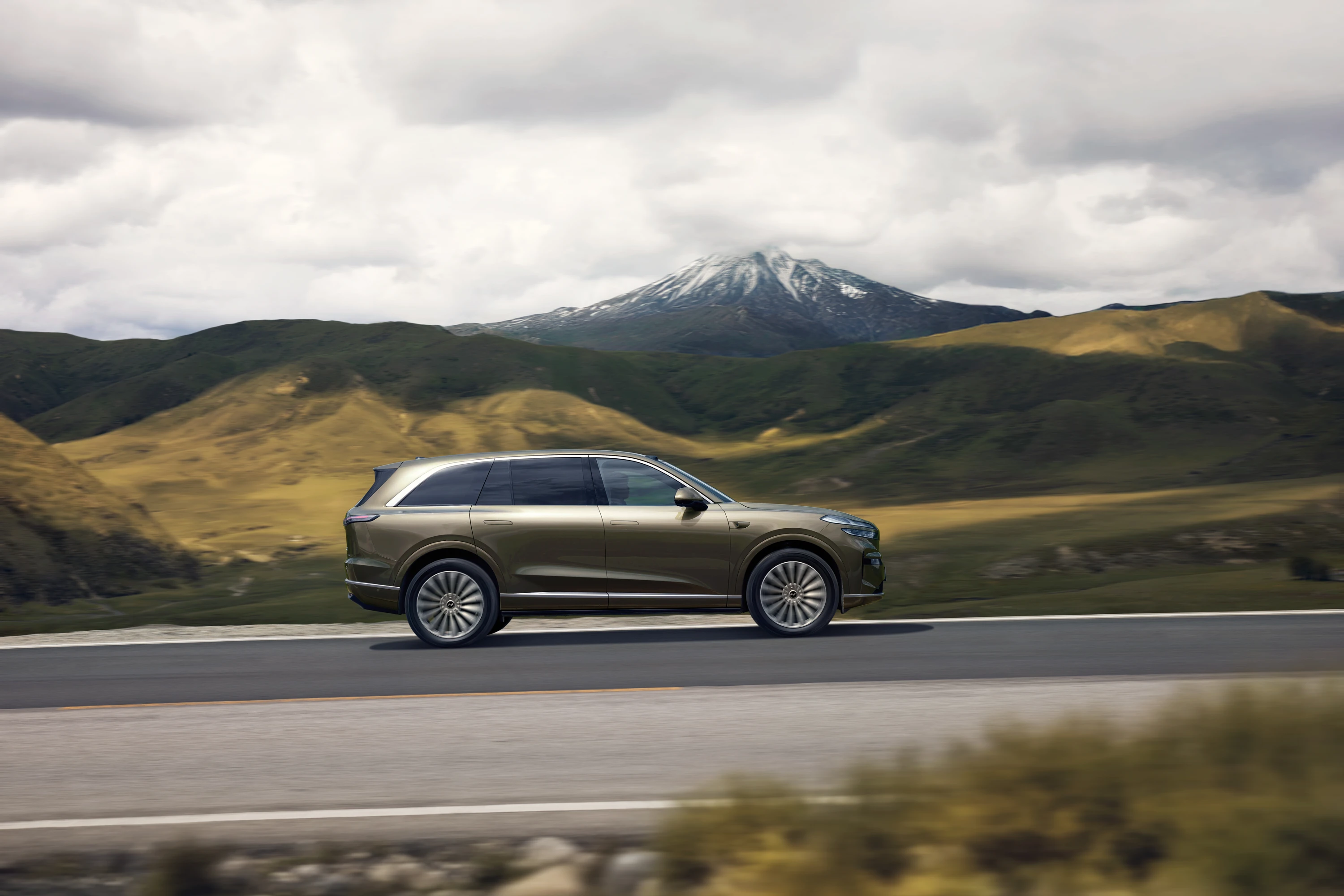 ONVO L90 AWD dynamic view