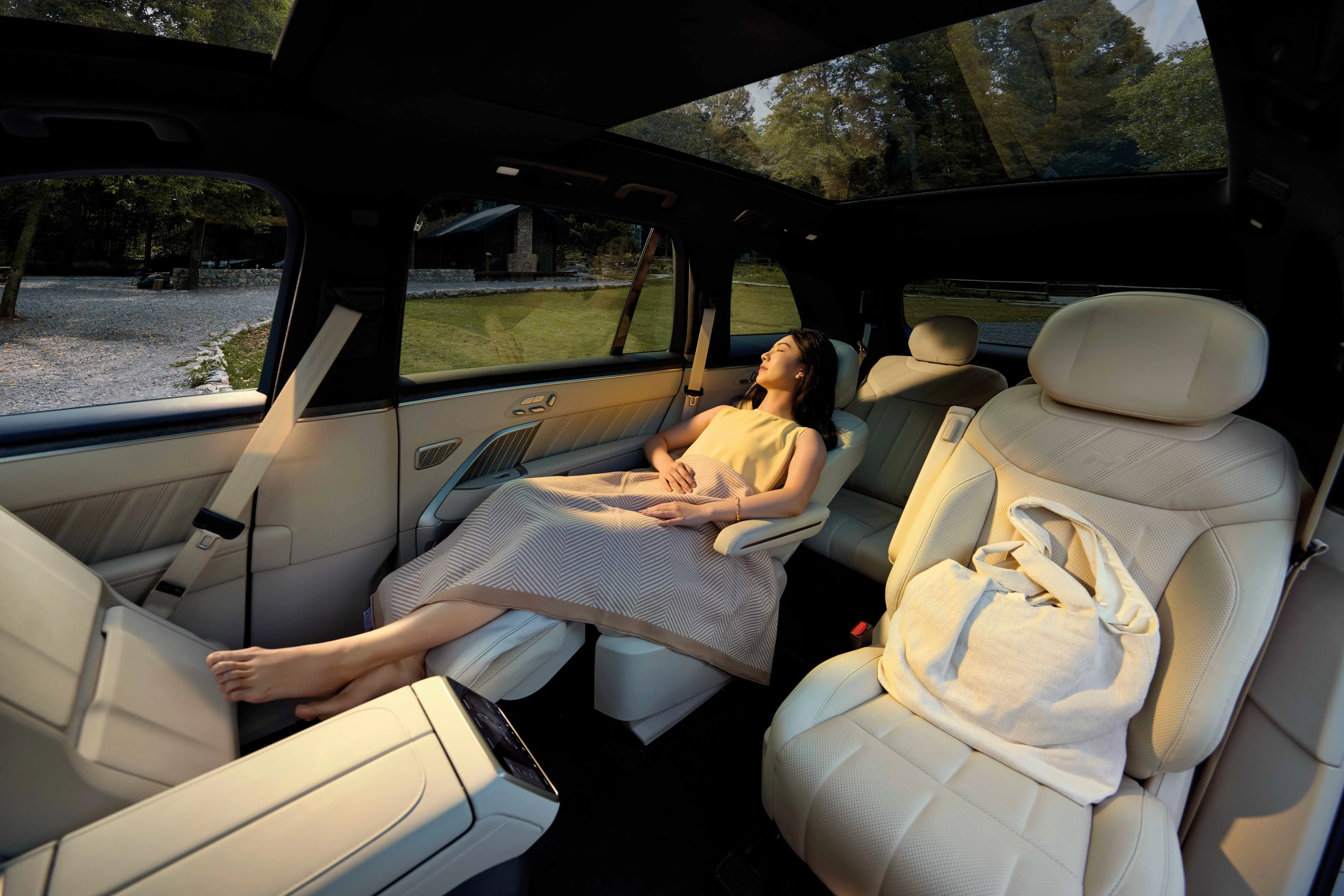ONVO L90 AWD secondrowseats view