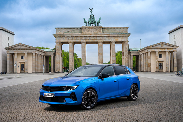 Opel Astra Electric exterior view