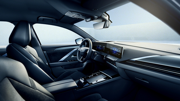 Opel Astra Electric screens view