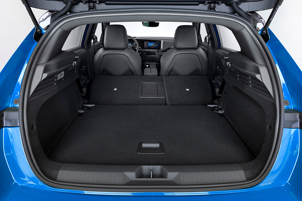 Opel Astra Electric trunk view
