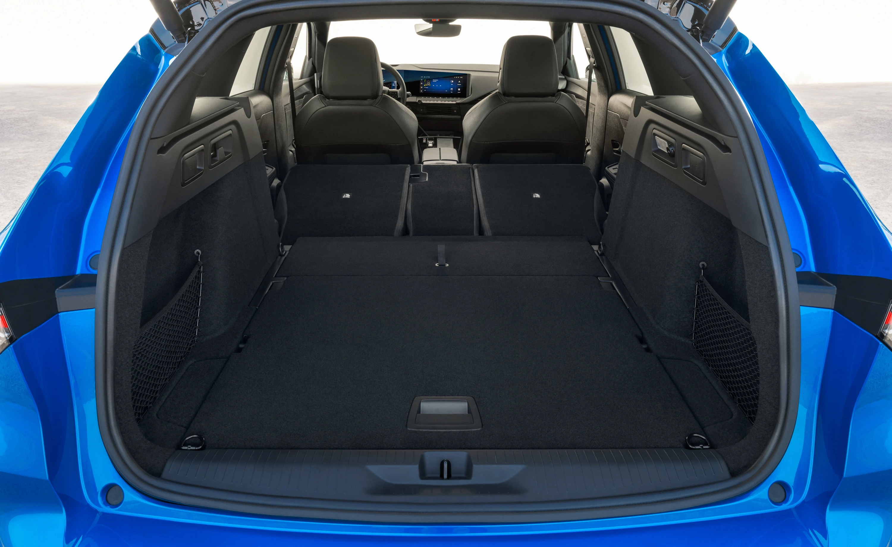 Opel Astra Sports Tourer Electric trunk view