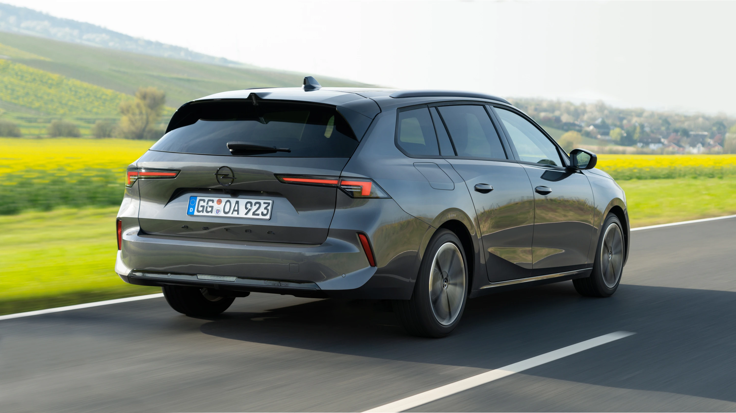 Opel Astra Sports Tourer Electric exterior view