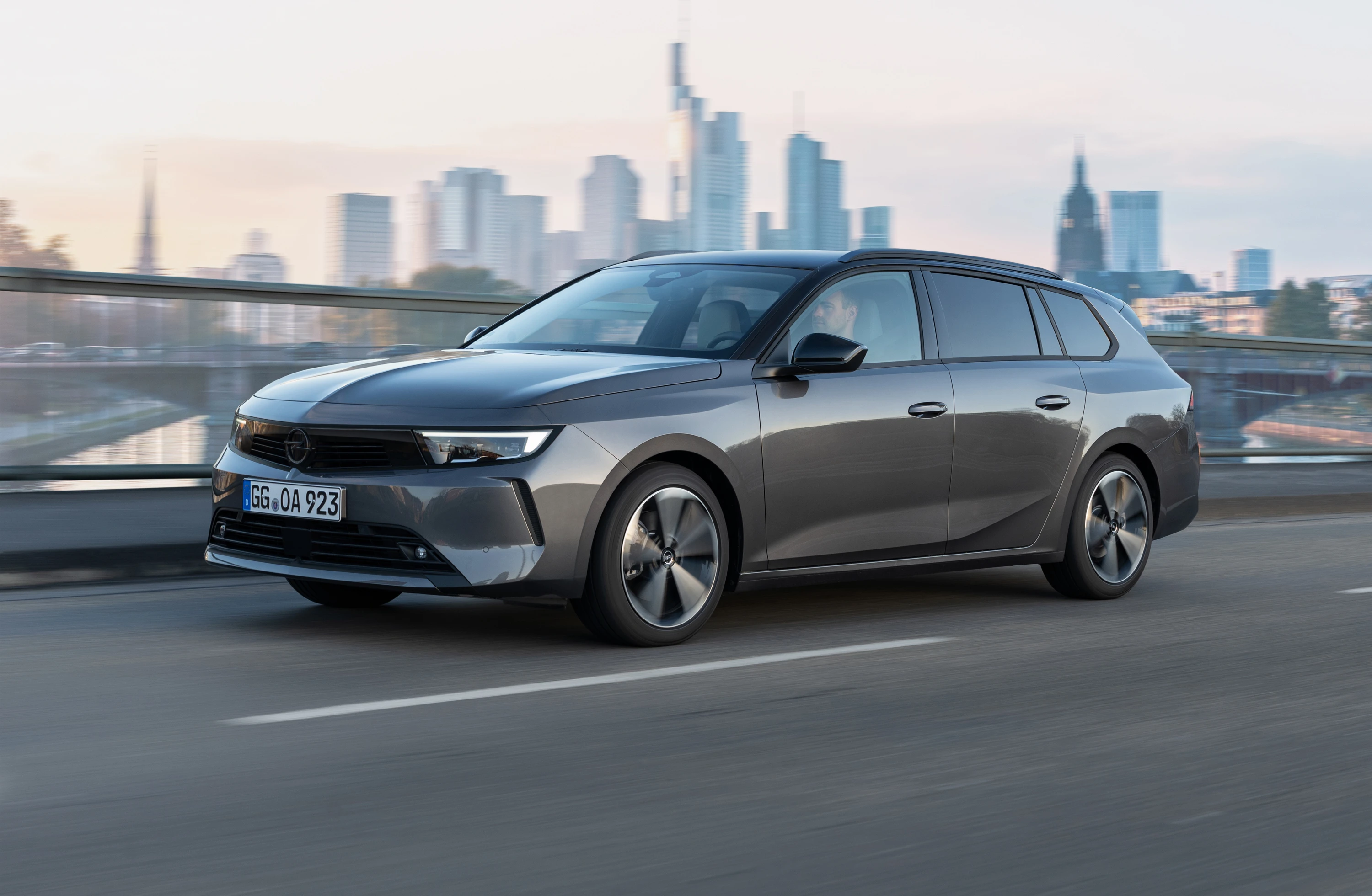 Opel Astra Sports Tourer Electric exterior view