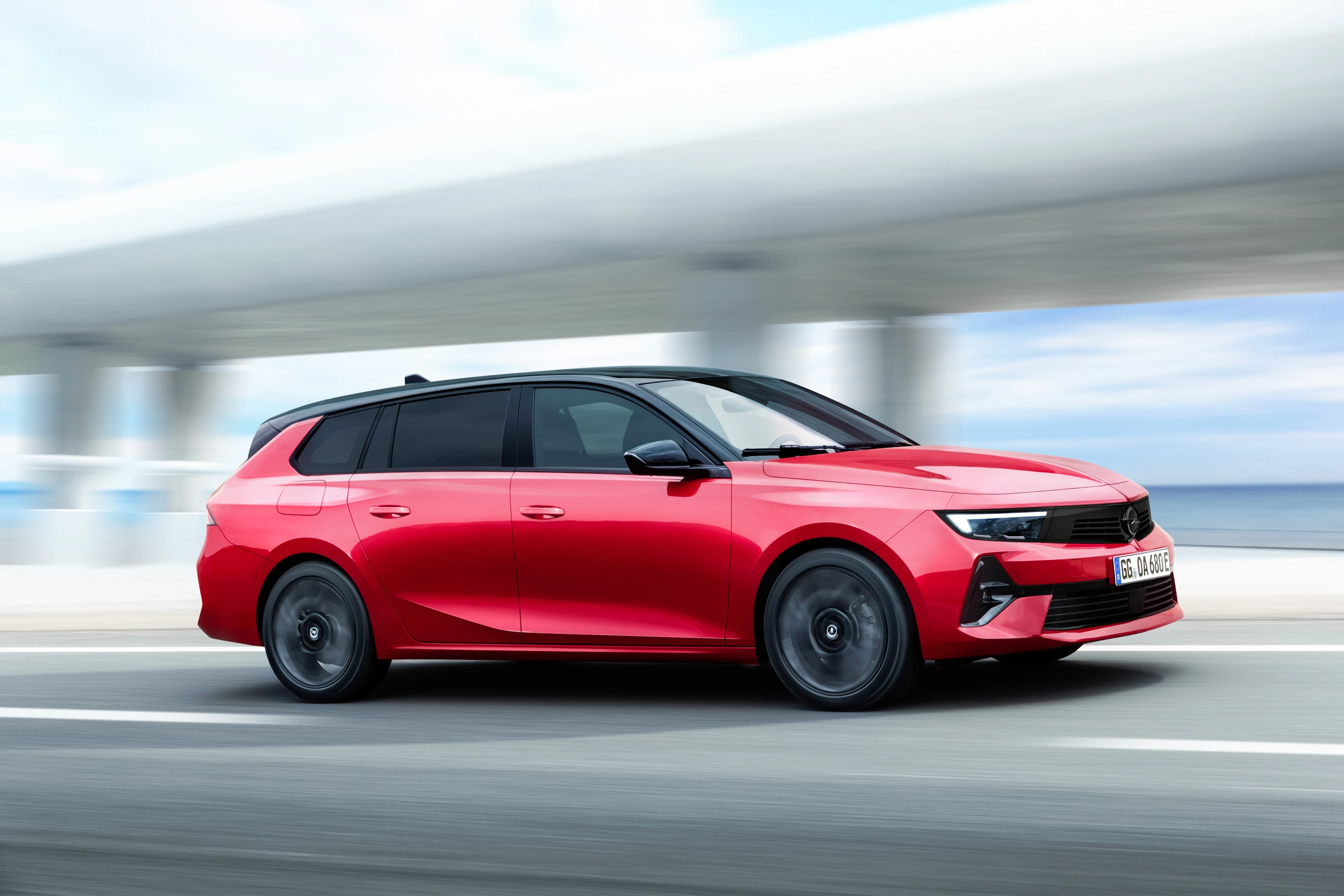 Opel Astra Sports Tourer Electric dynamic view