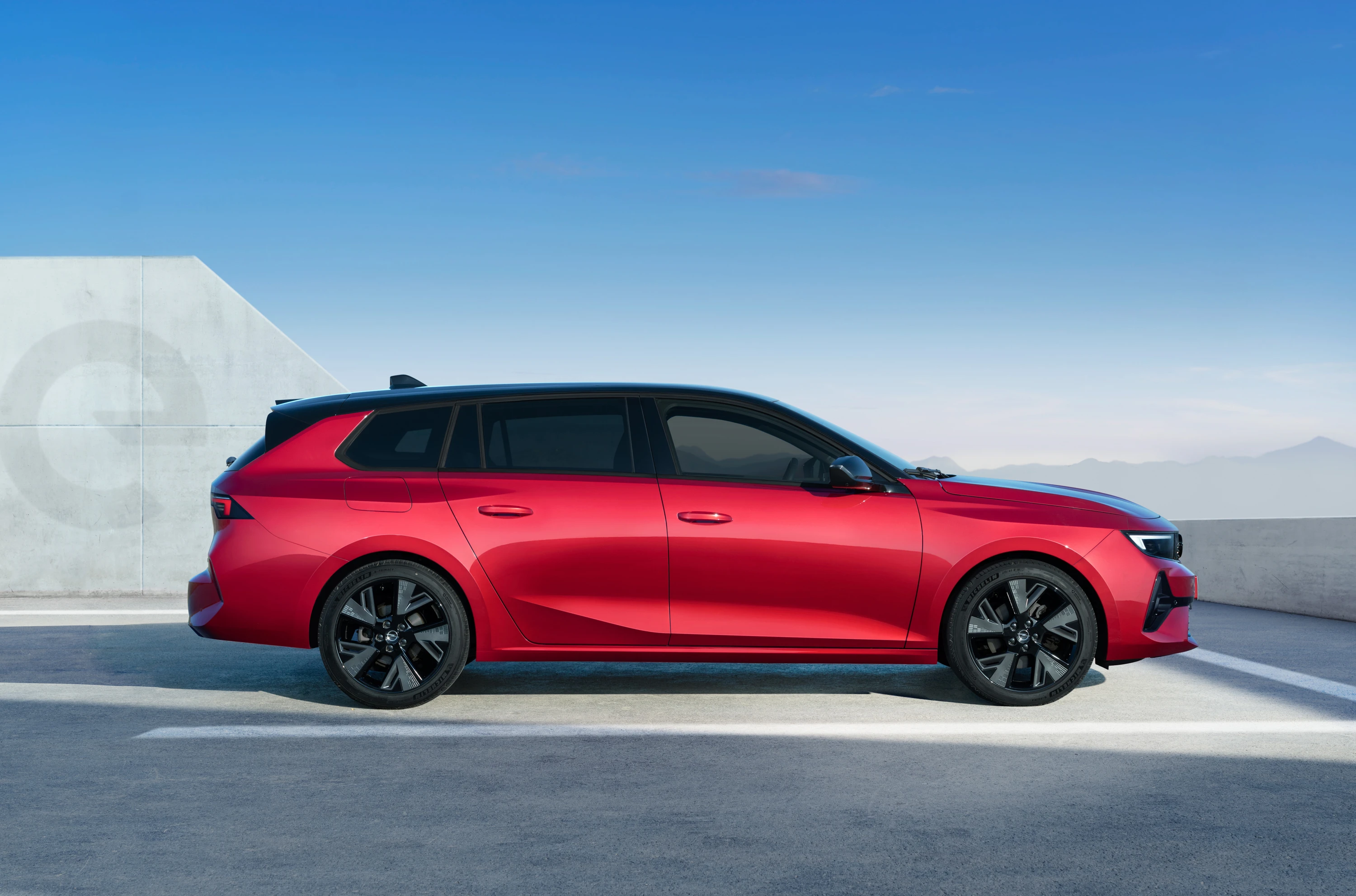 Opel Astra Sports Tourer Electric exterior view