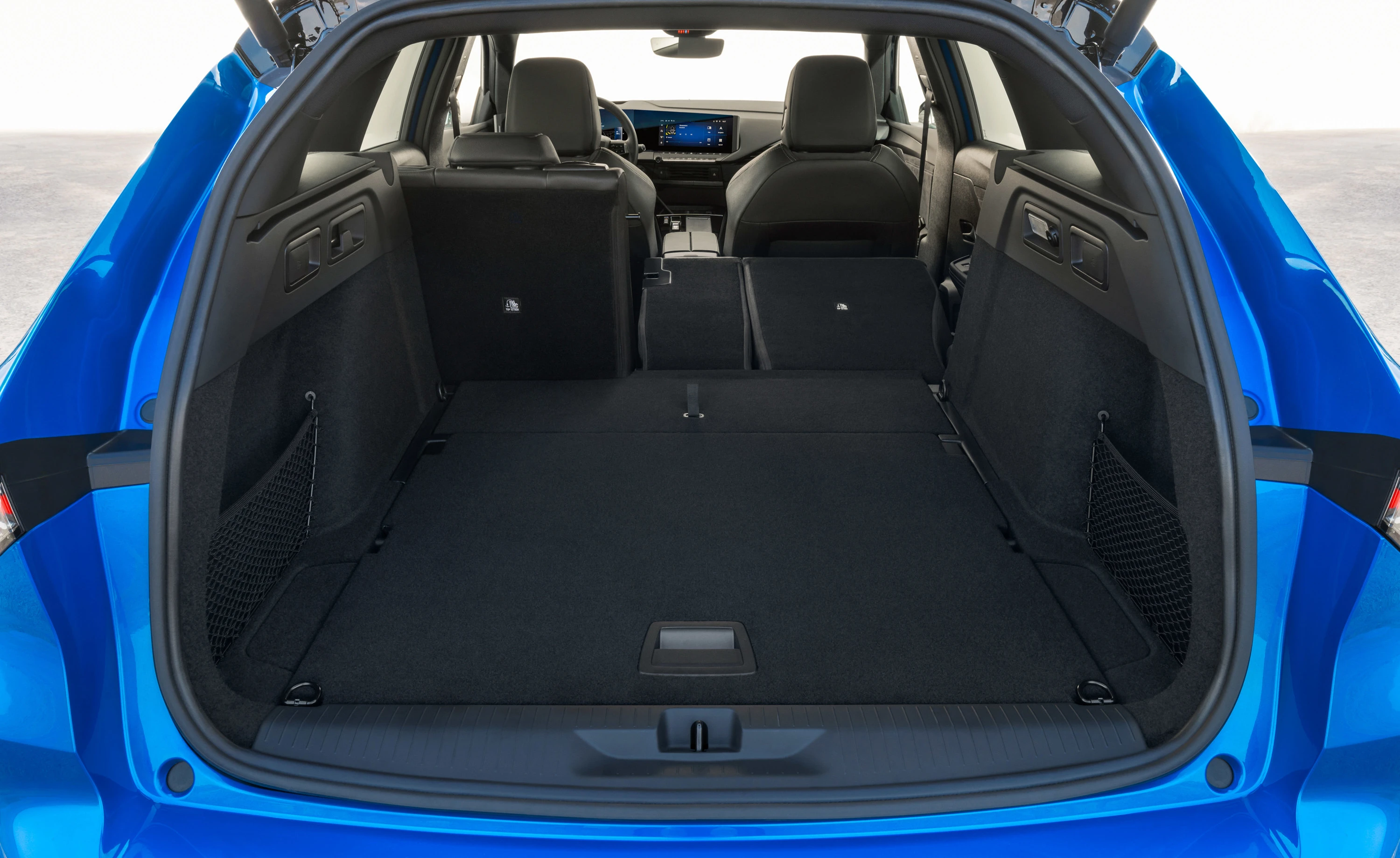 Opel Astra Sports Tourer Electric trunk view