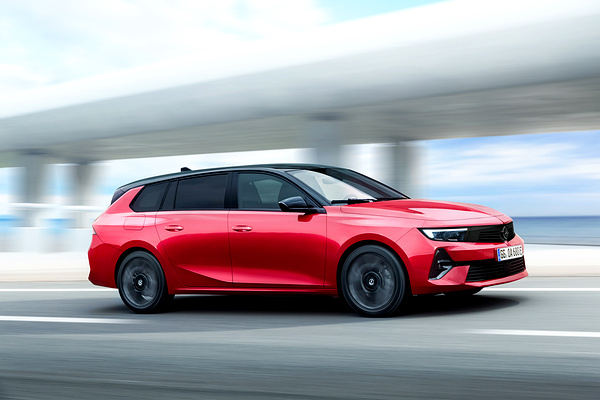 Opel Astra Sports Tourer Electric dynamic view