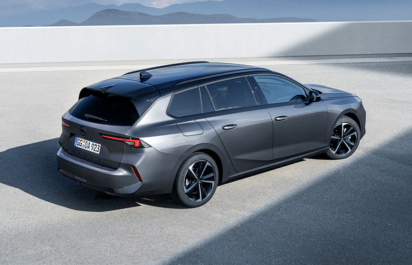 Opel Astra Sports Tourer Electric exterior view