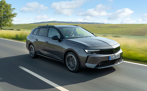Opel Astra Sports Tourer Electric exterior view
