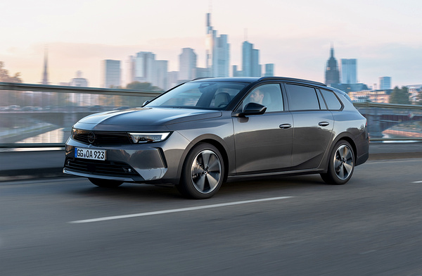 Opel Astra Sports Tourer Electric exterior view