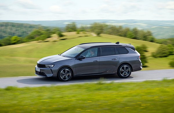 Opel Astra Sports Tourer Electric exterior view