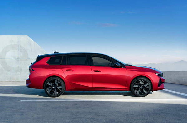 Opel Astra Sports Tourer Electric exterior view