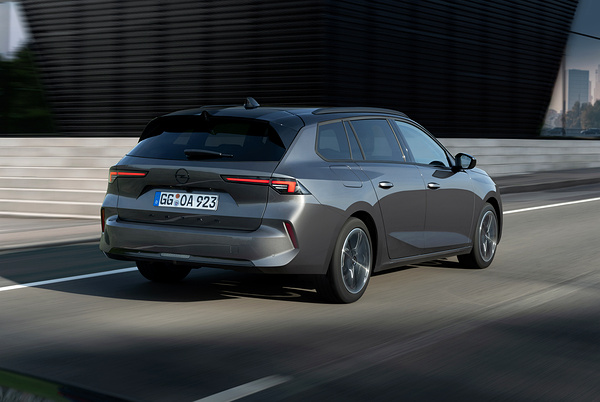 Opel Astra Sports Tourer Electric exterior view