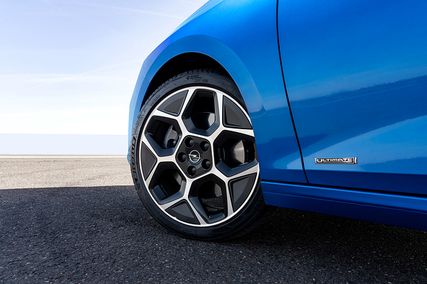 Opel Astra Sports Tourer Electric wheels view