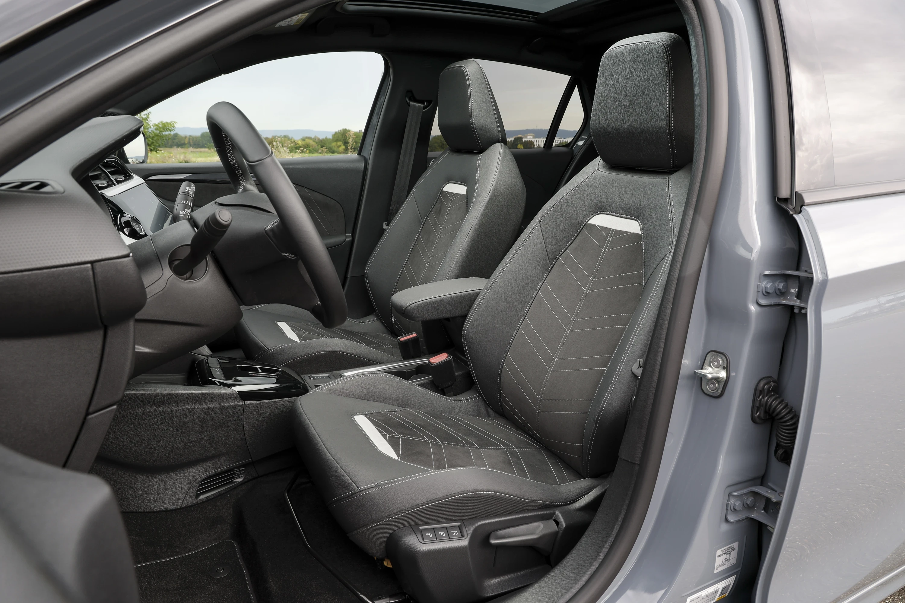 Opel Corsa Electric 51 kWh Long Range frontseats view