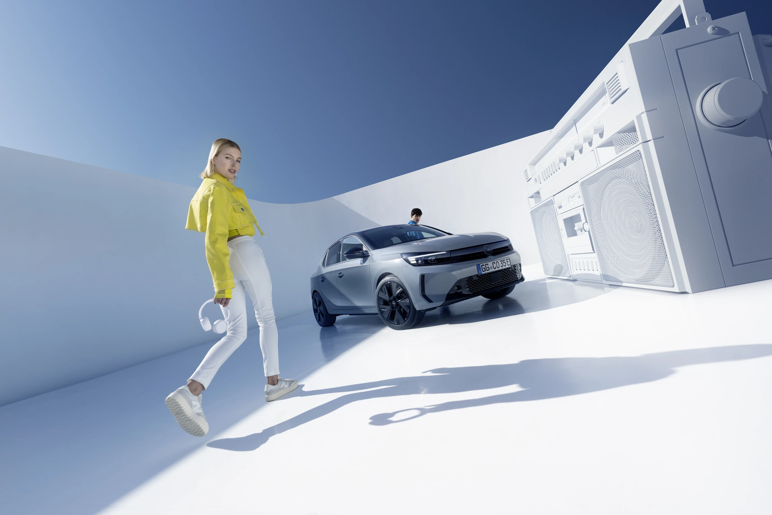 Opel Corsa Electric 51 kWh Long Range lifestyle view