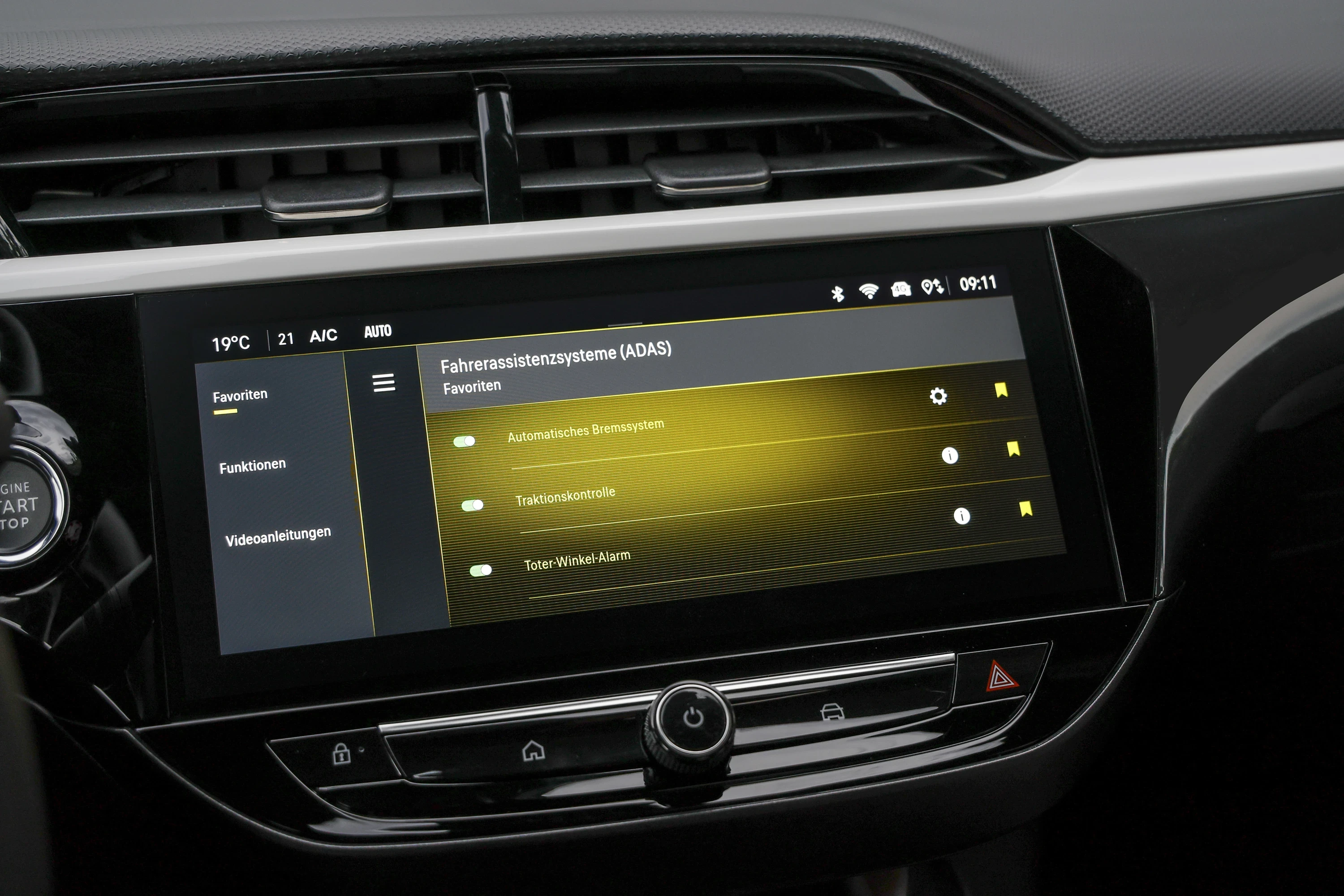 Opel Corsa Electric 51 kWh Long Range screens view