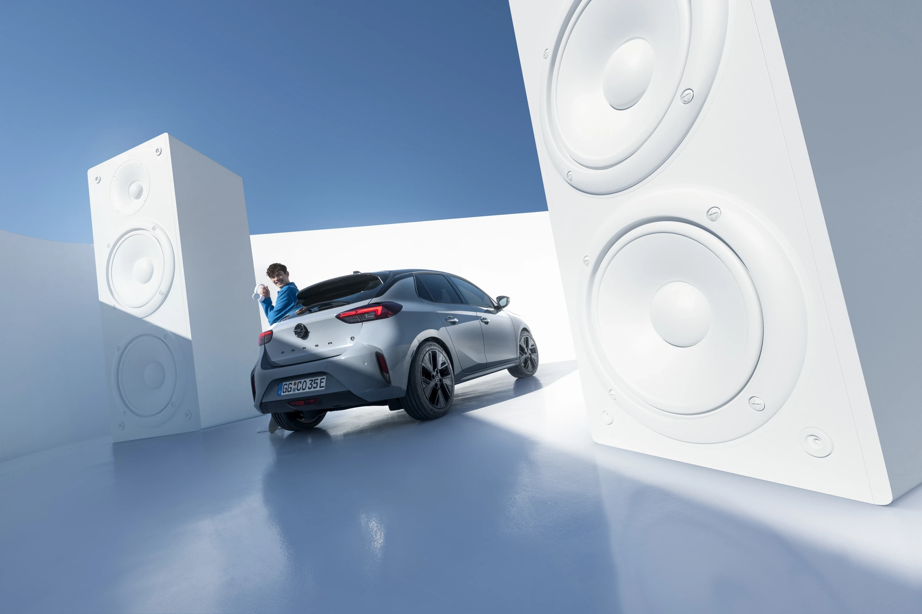 Opel Corsa Electric 51 kWh Long Range lifestyle view