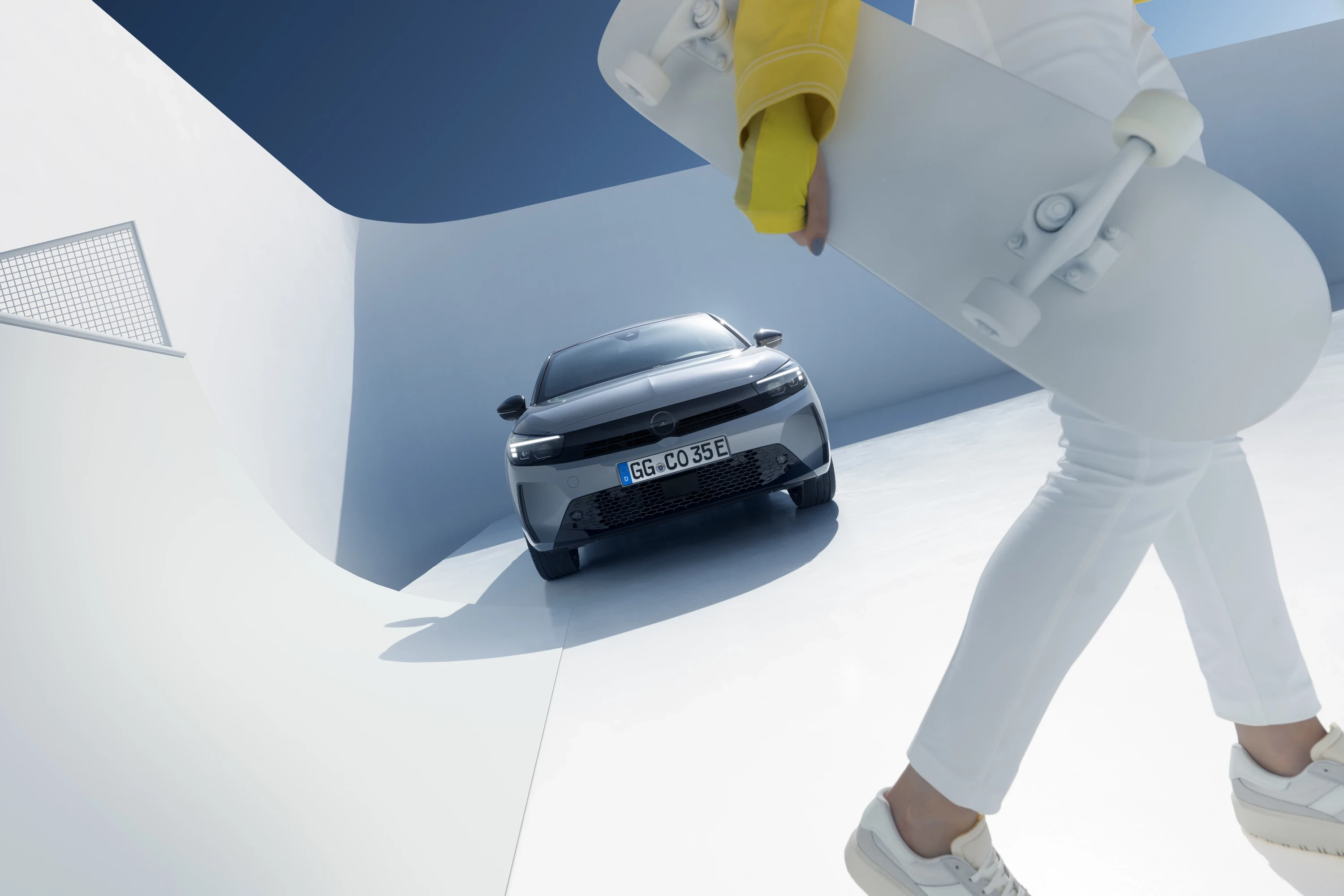 Opel Corsa Electric 51 kWh Long Range lifestyle view