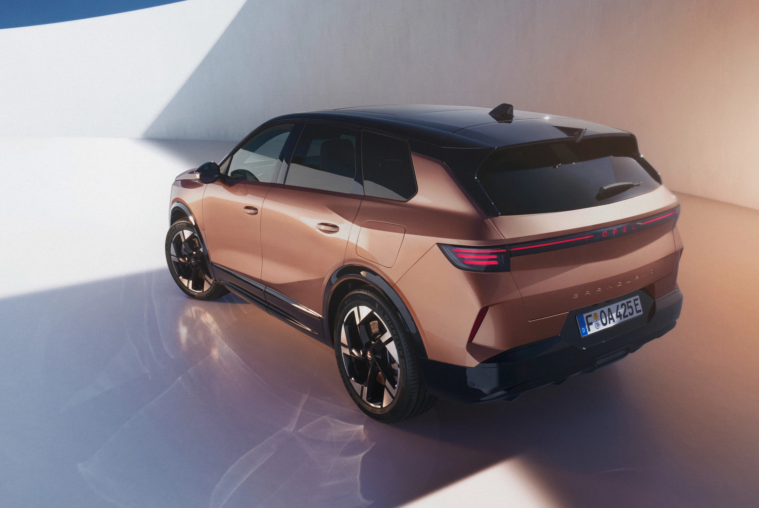 Opel Grandland 82 kWh exterior view