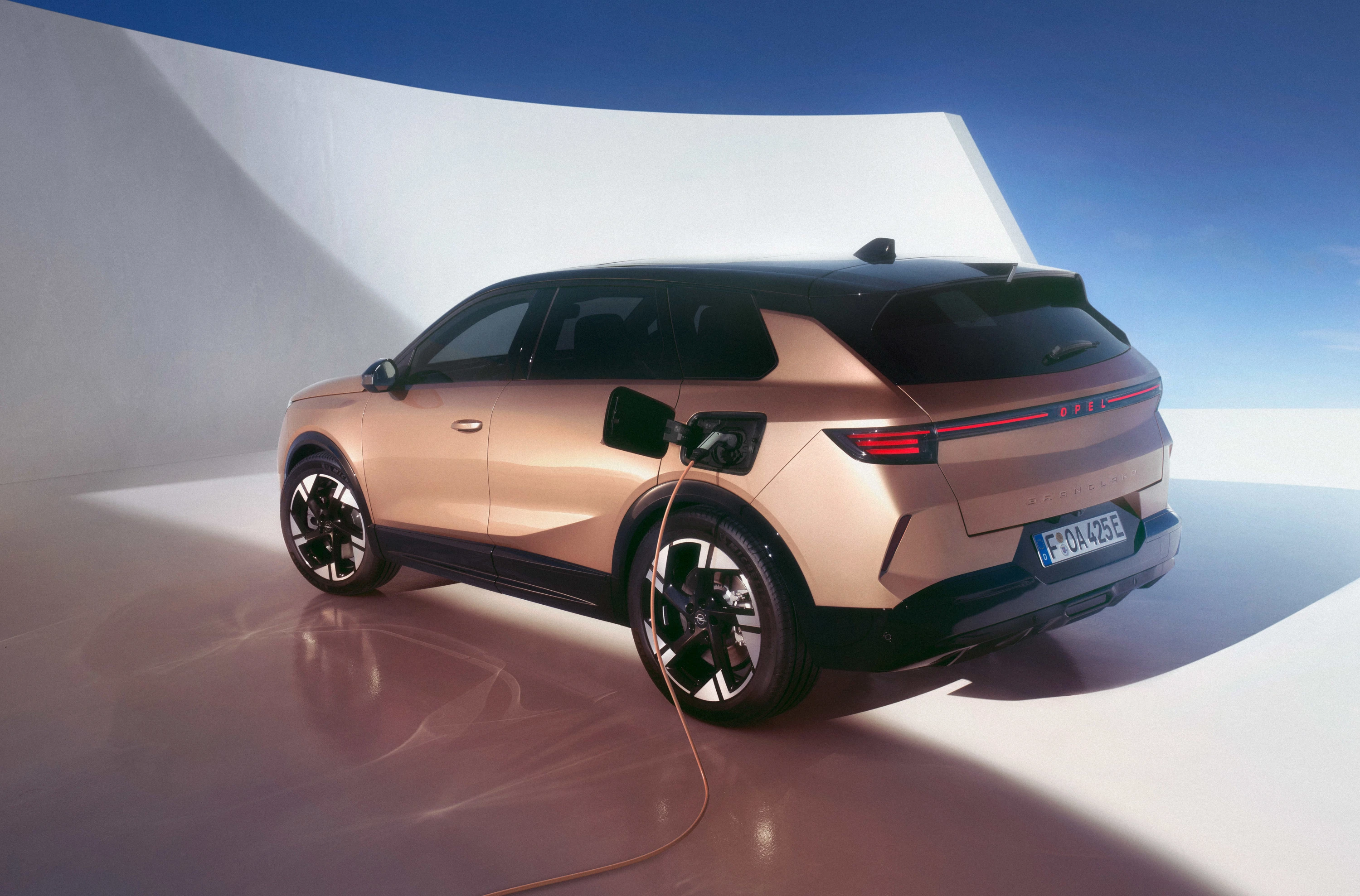 Opel Grandland AWD charging view