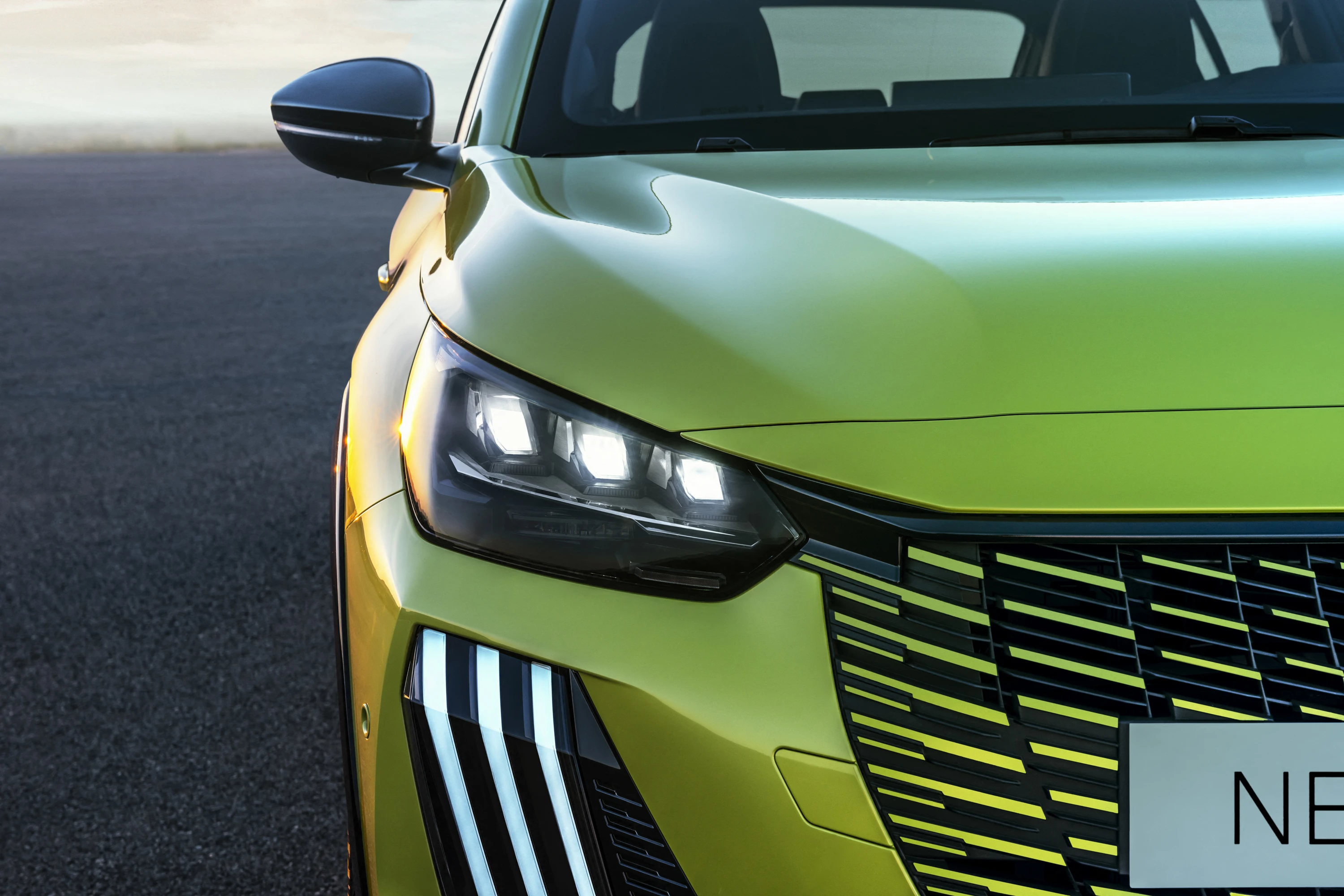 Peugeot E-208 50 kWh headlights view