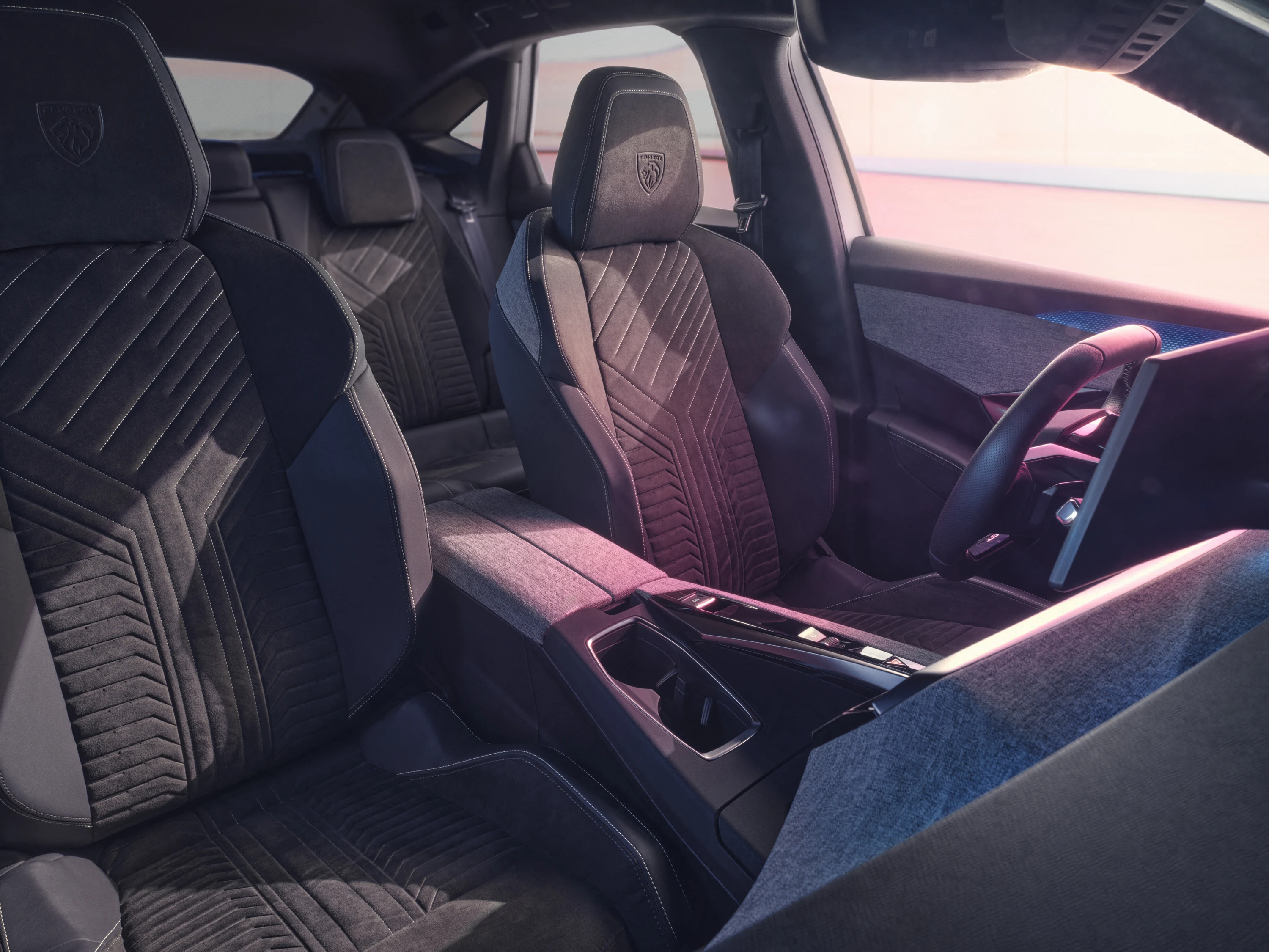 Peugeot E-3008 Long Range frontseats view