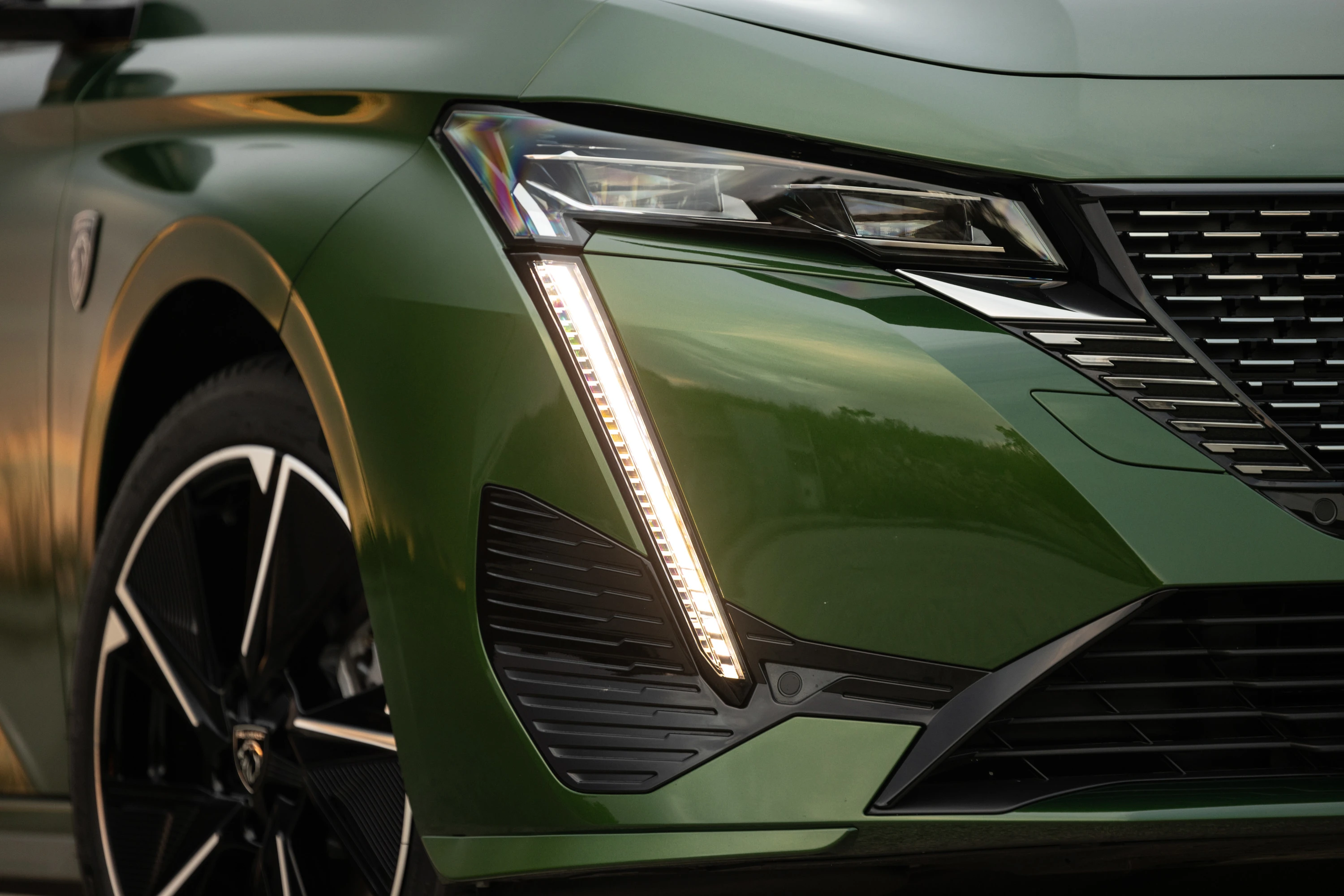 Peugeot E-308 headlights view