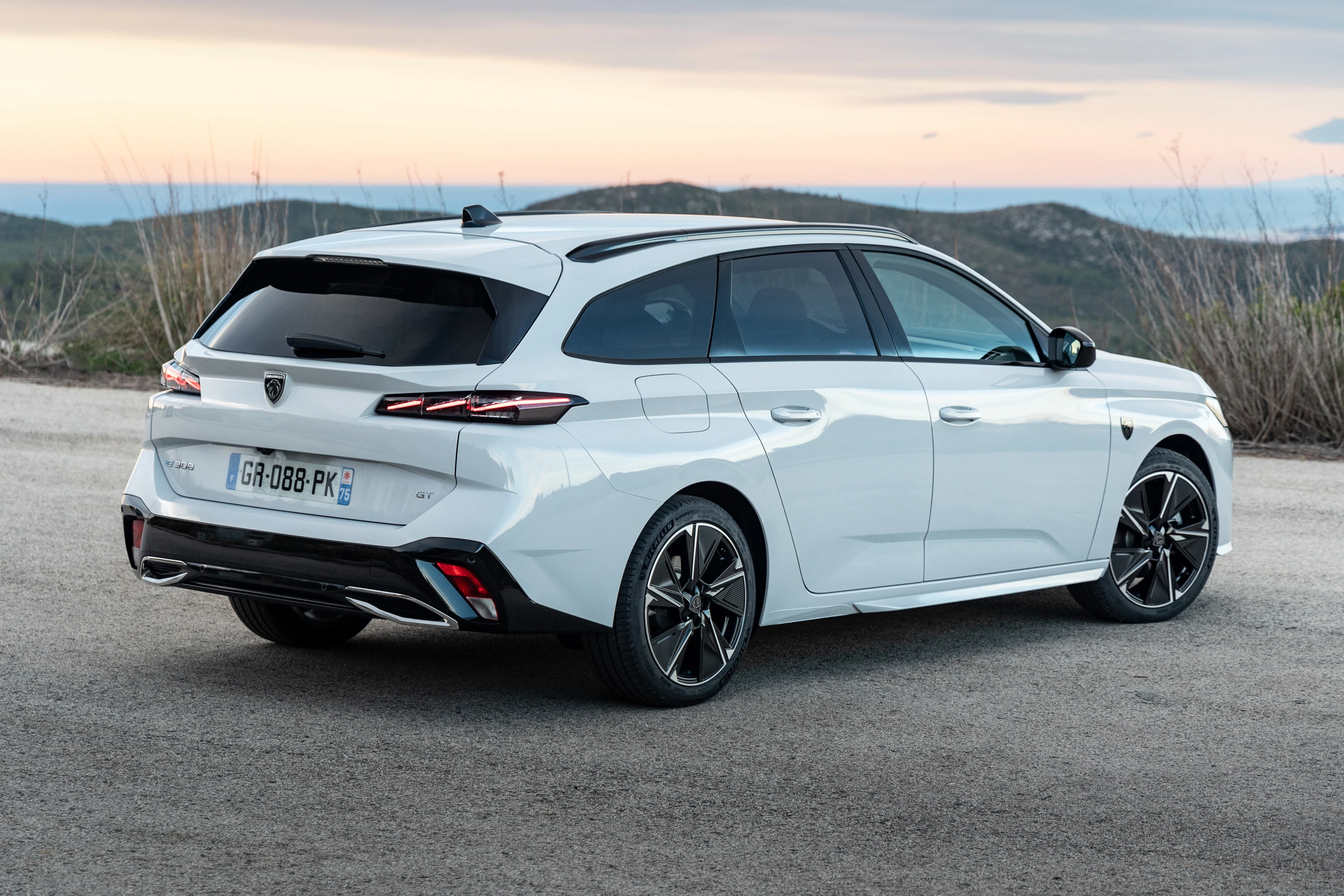 Peugeot E-308 SW exterior view