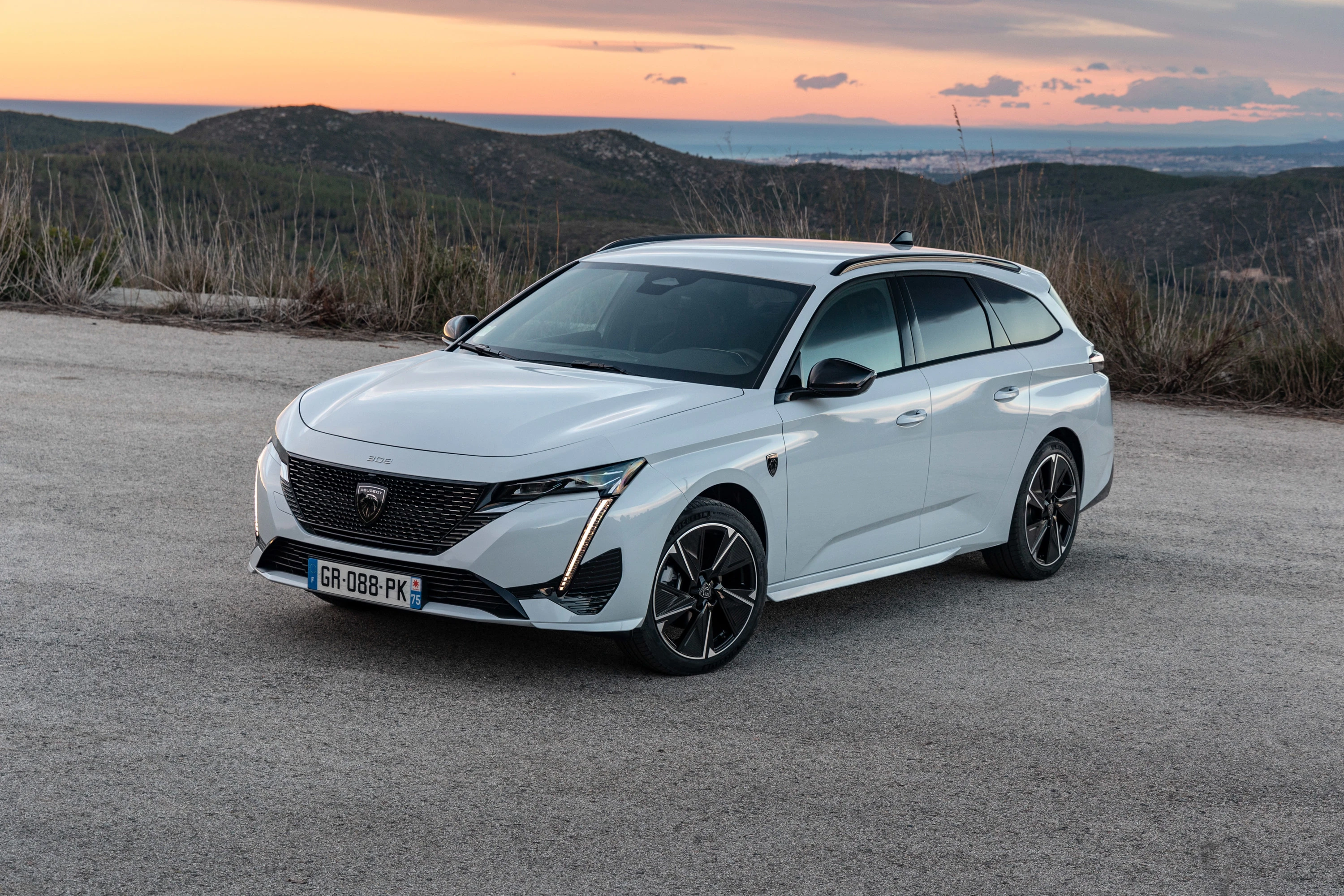 Peugeot E-308 SW exterior view