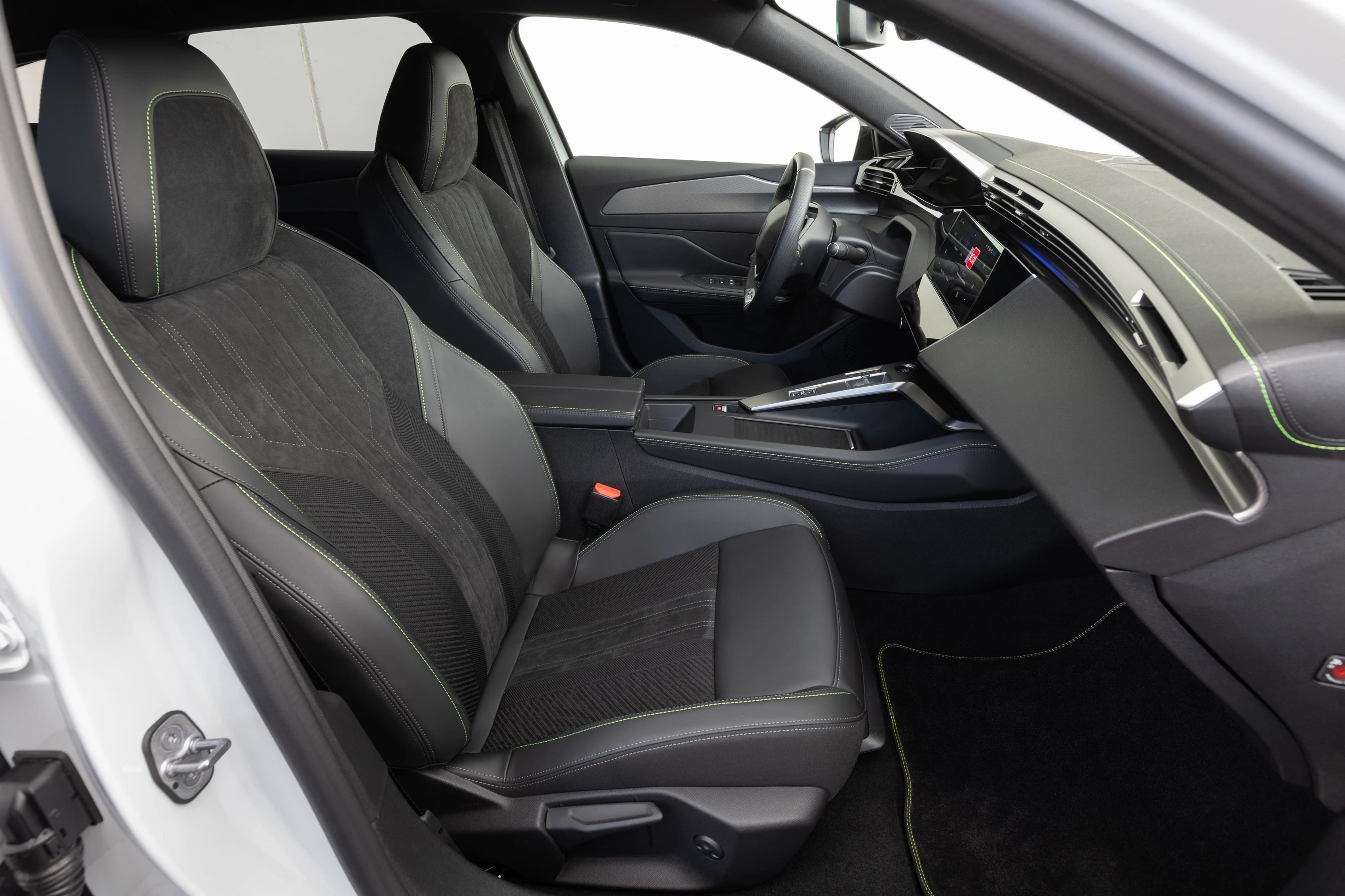 Peugeot E-308 SW frontseats view