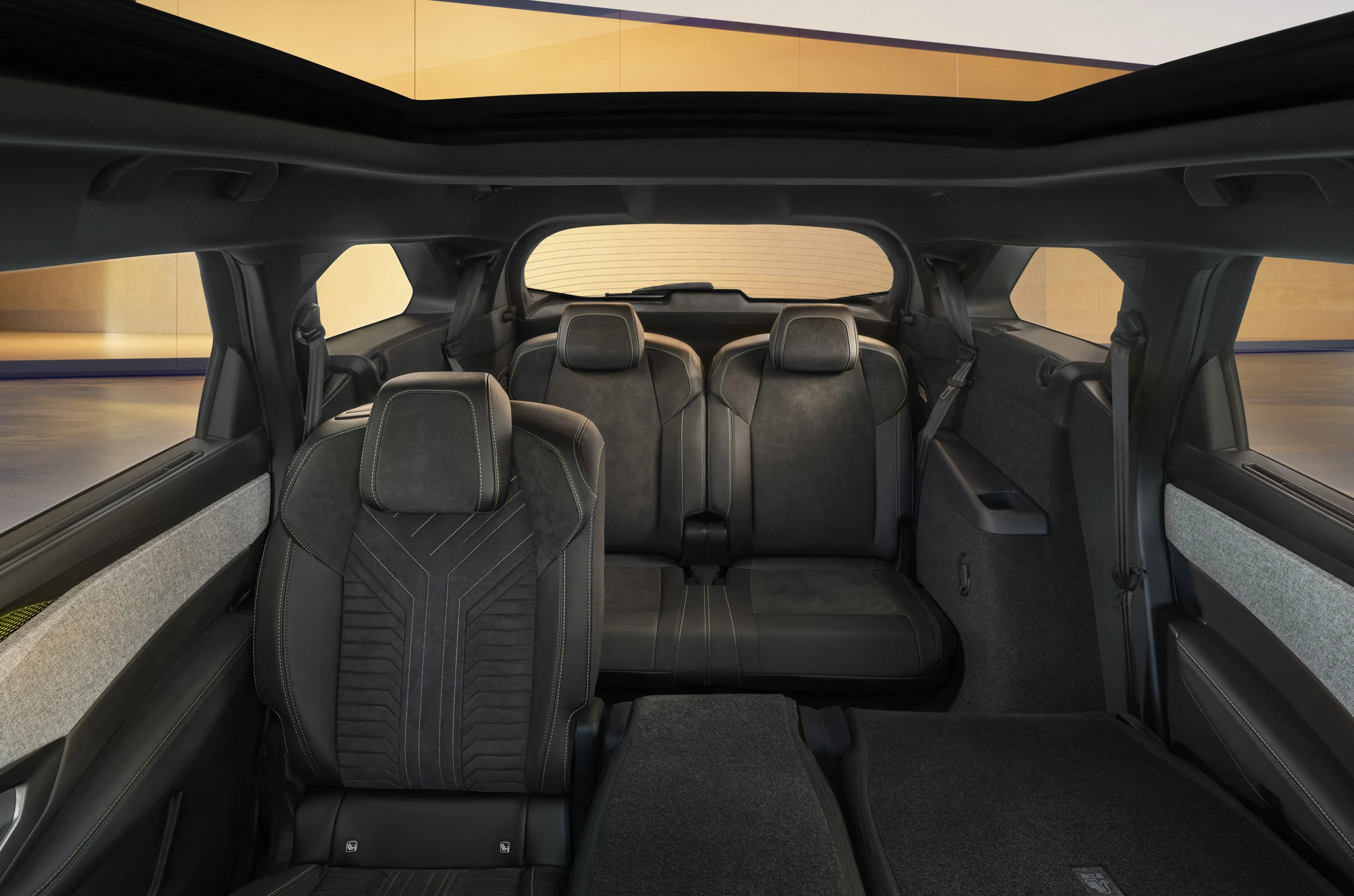 Peugeot E-5008 trunk view