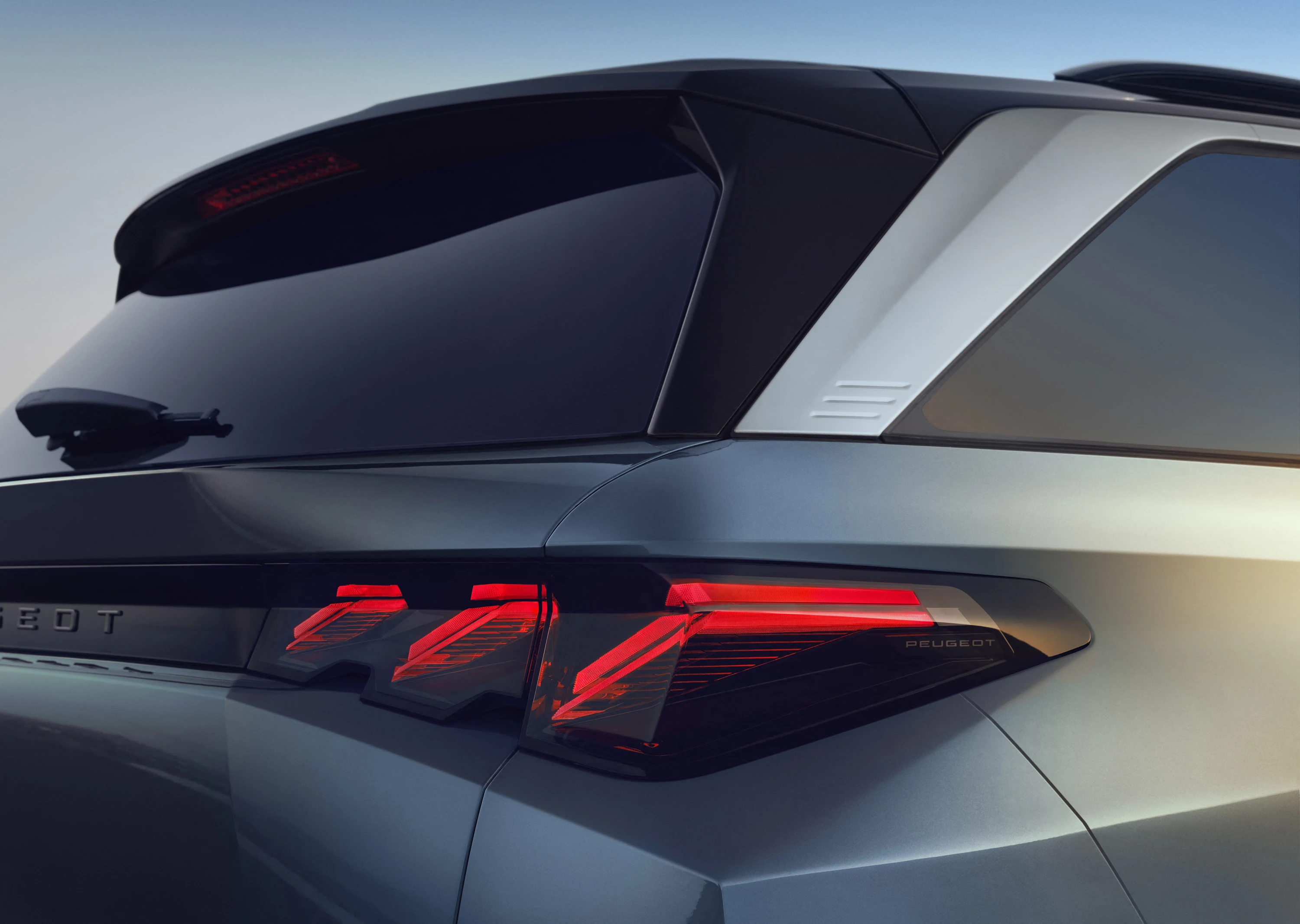 Peugeot E-5008 Long Range rearlights view