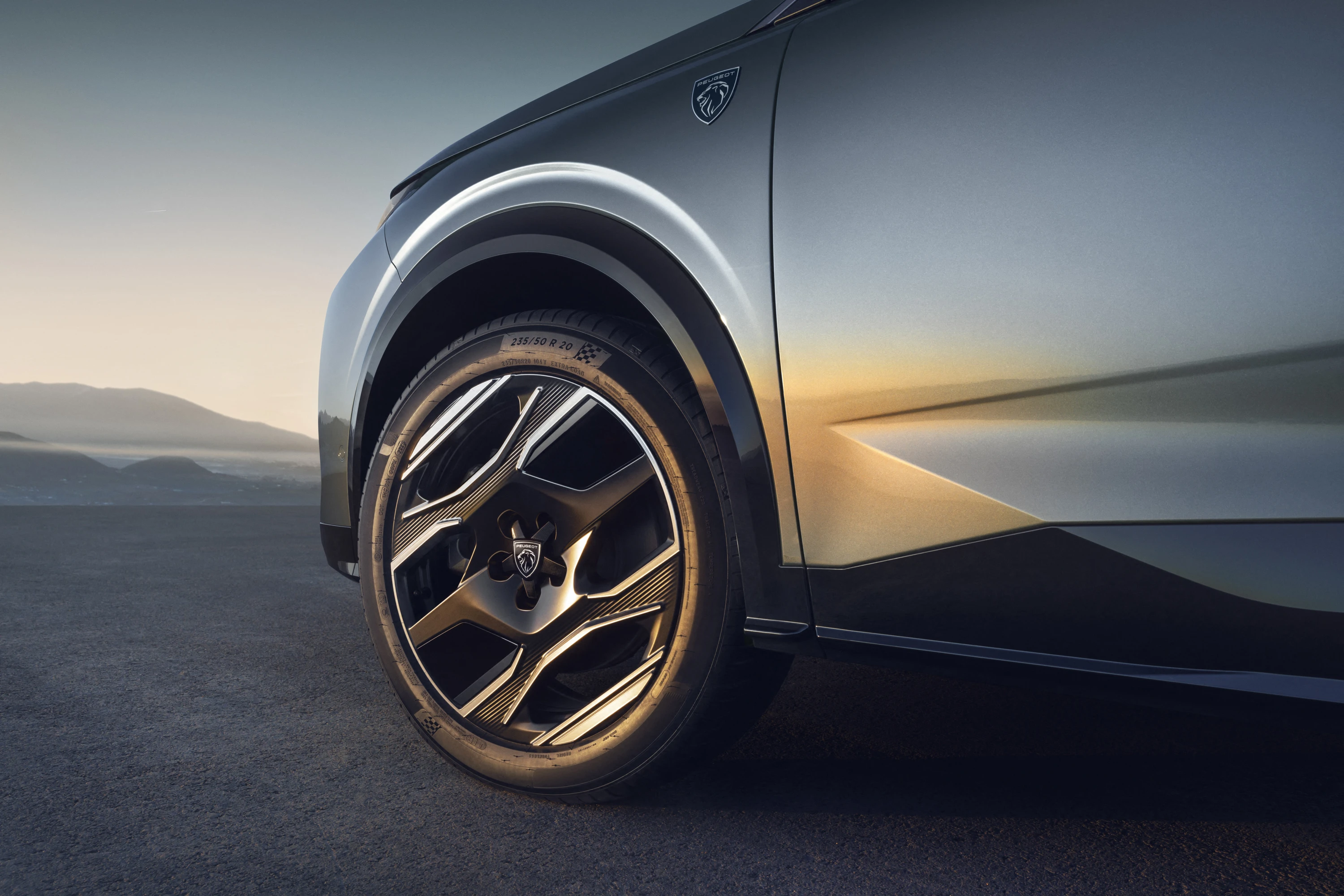 Peugeot E-5008 Long Range wheels view