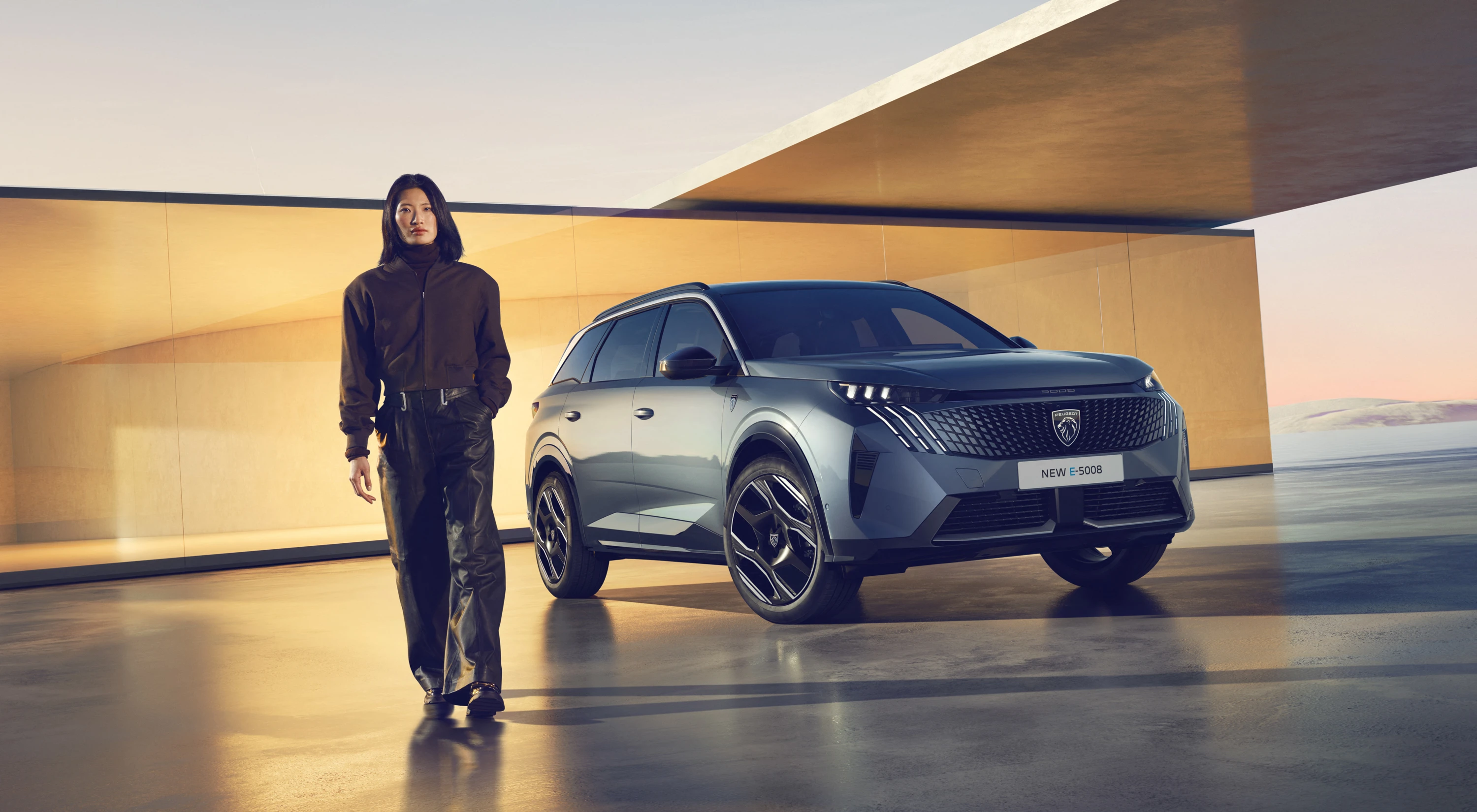 Peugeot E-5008 Long Range exterior view