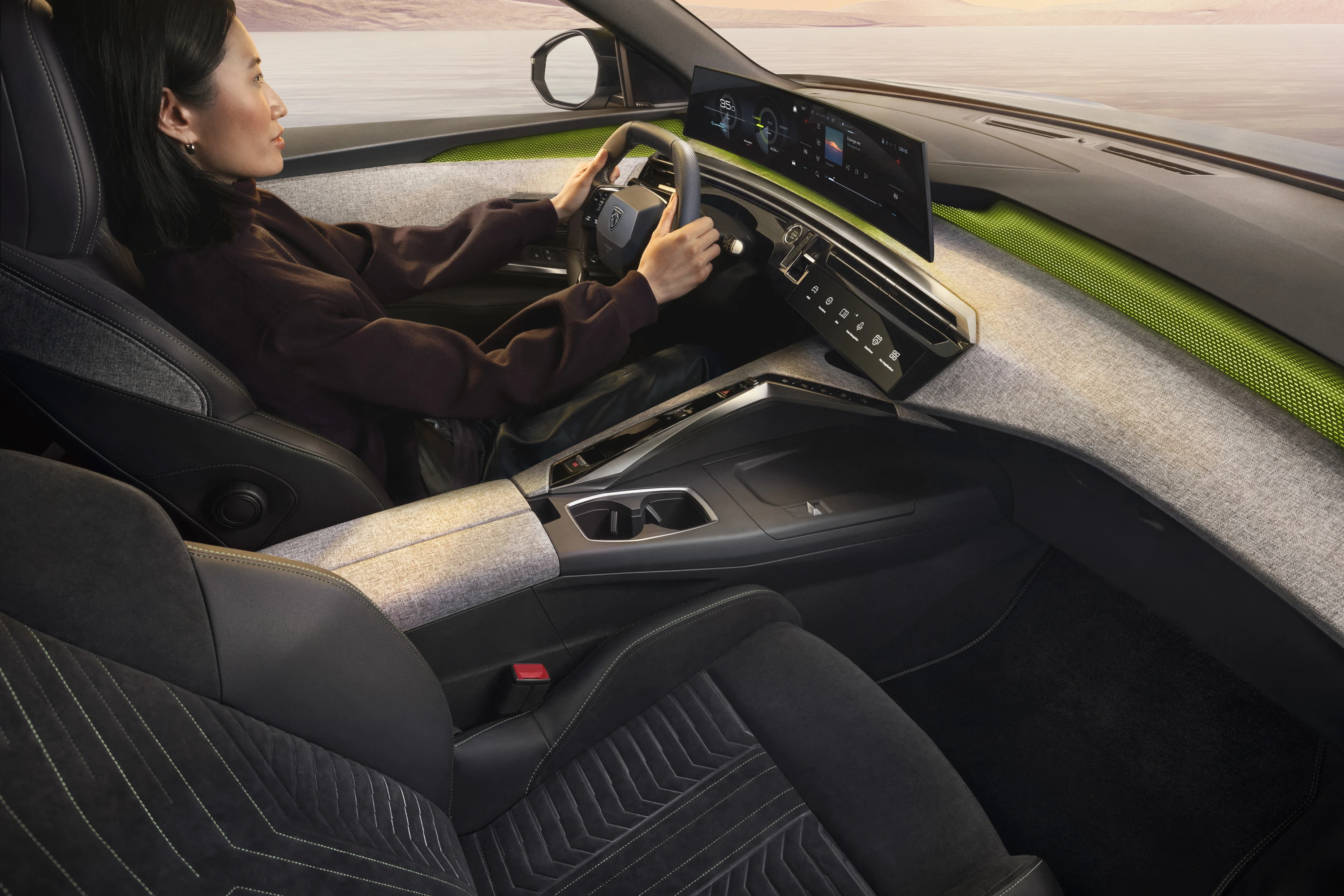 Peugeot E-5008 Long Range screens view