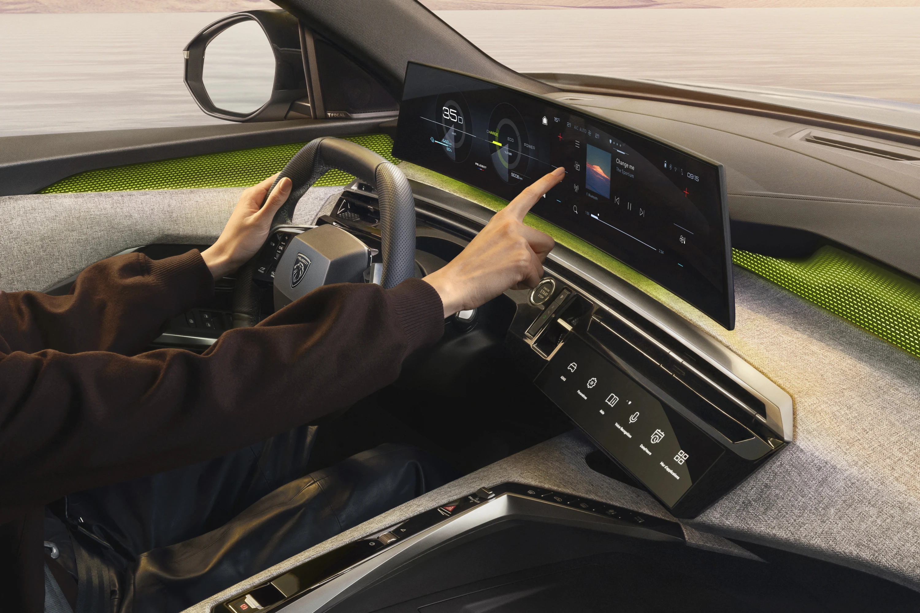 Peugeot E-5008 Long Range screens view
