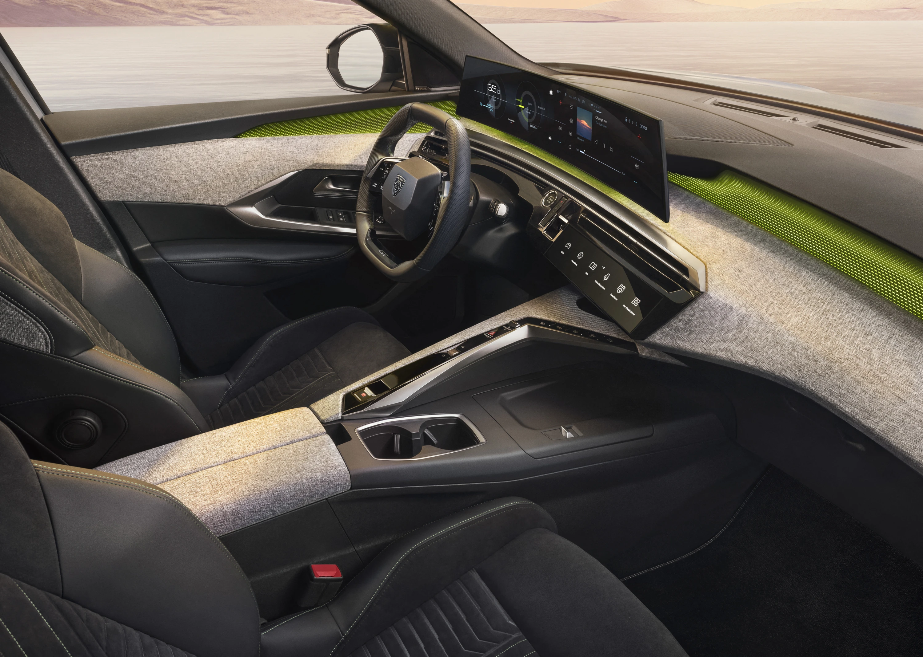 Peugeot E-5008 Long Range interior view