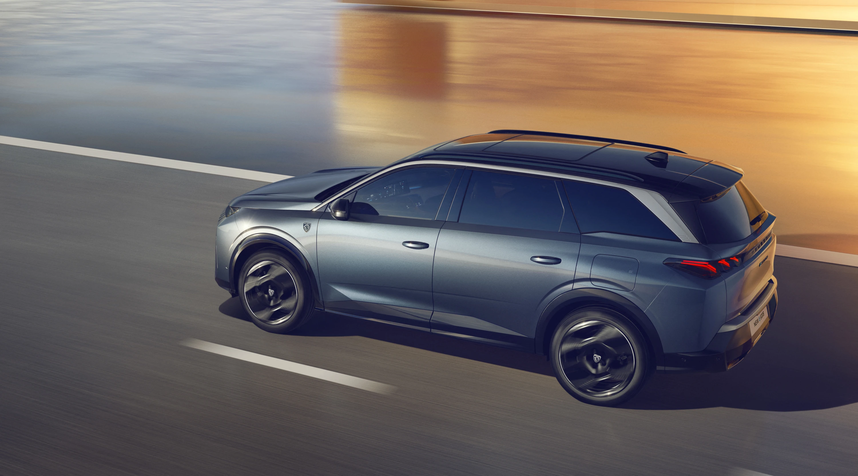 Peugeot E-5008 Long Range exterior view