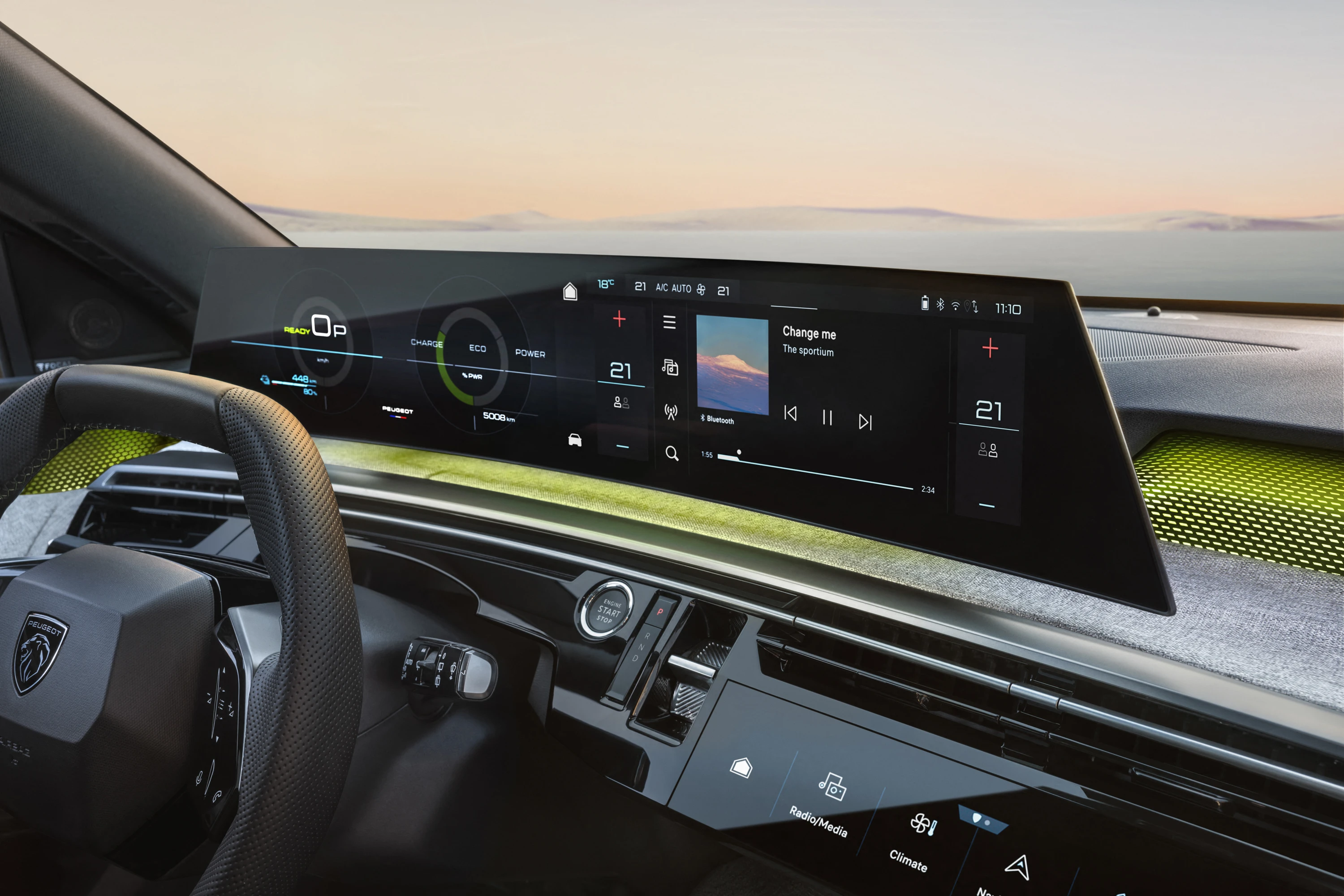 Peugeot E-5008 Long Range screens view